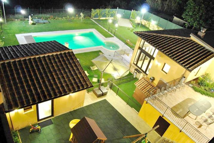 Agriturismo per 4 persone, con piscina e giardino in Torgiano