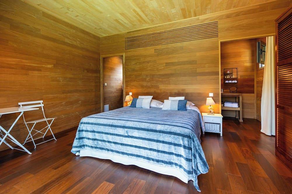 Dans le maquis Villa tout en bois exotique, piscine privée chauffée, jacuzzi. in Porto-Vecchio, Arrondissement de Sartène