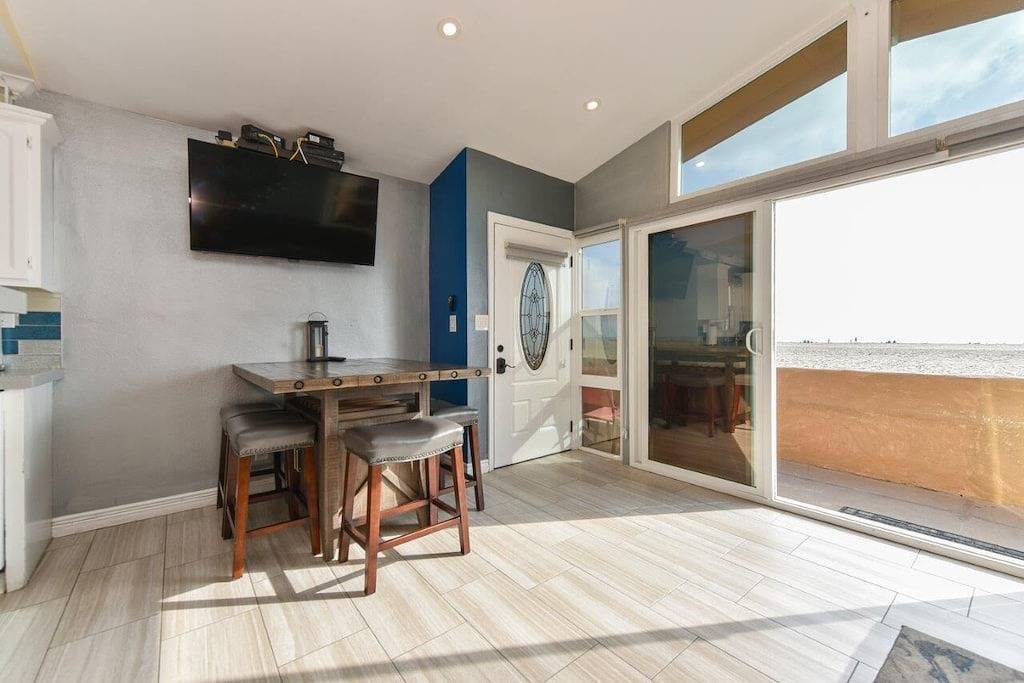 Beach Rental for 6 Guests in Balboa Peninsula, Orange County