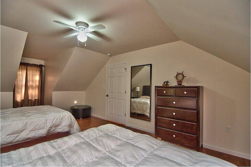 Family-friendly Modern Mountain Getaway with open floor plan and large deck in Masthope, Pike County