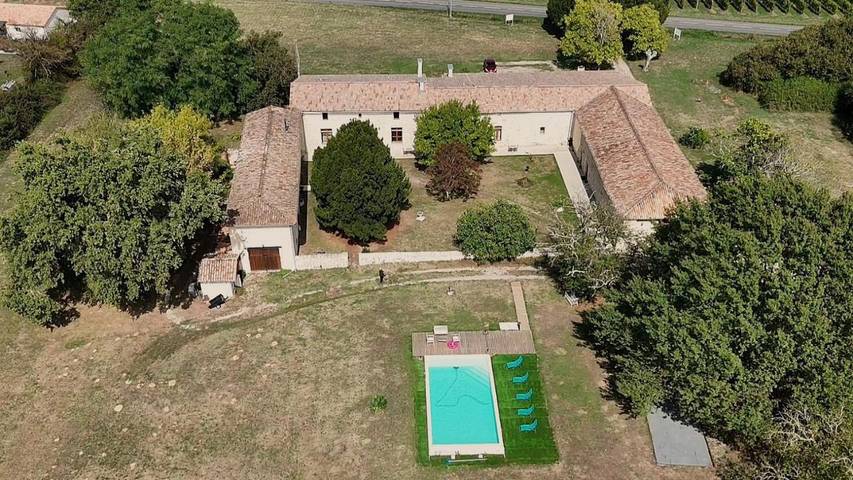 Location de vacances pour 10 personnes, avec jardin ainsi que piscine et vue à Guillac (Gironde)
