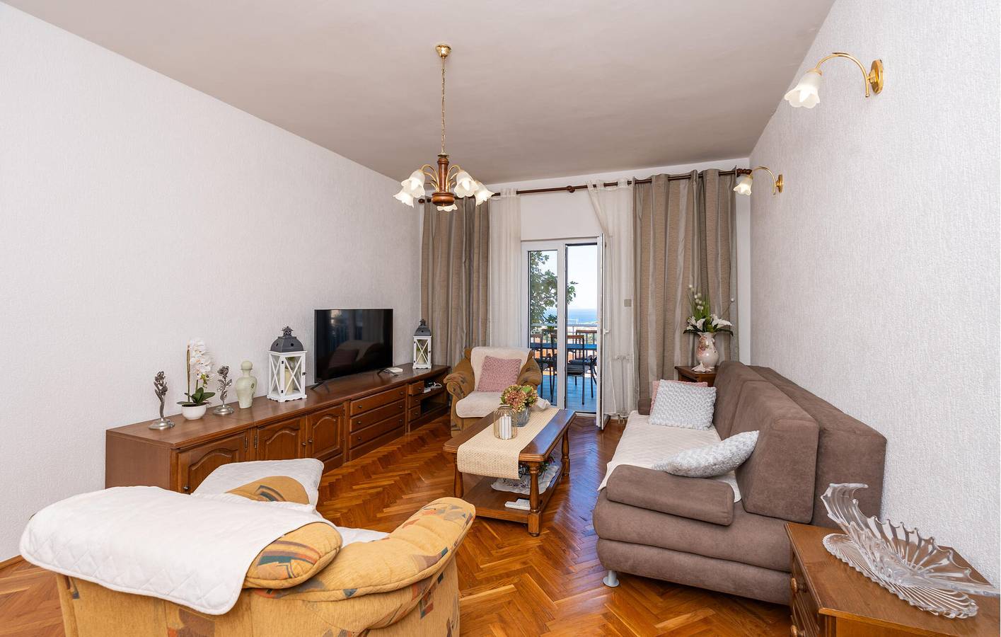 Entire holiday apartment, Spacious 2-Bed Apartment with Pool, WiFi, 1.5km to Beach in Cavtat, Dubrovnik-Neretva