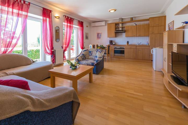 Ganze Wohnung, Meernahes Apartment, 230 Meter zum Sandstrand in Crni molo, Crikvenica