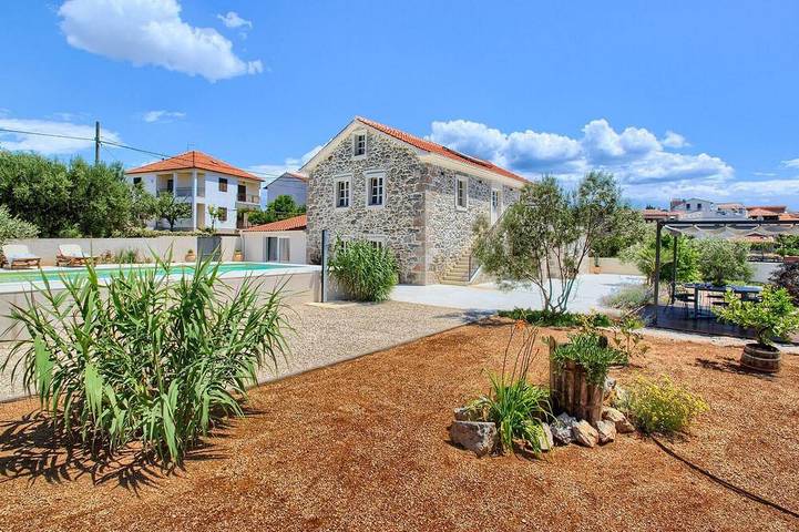 Beach front home in Preko in Sutomiscica, Ugljan Island
