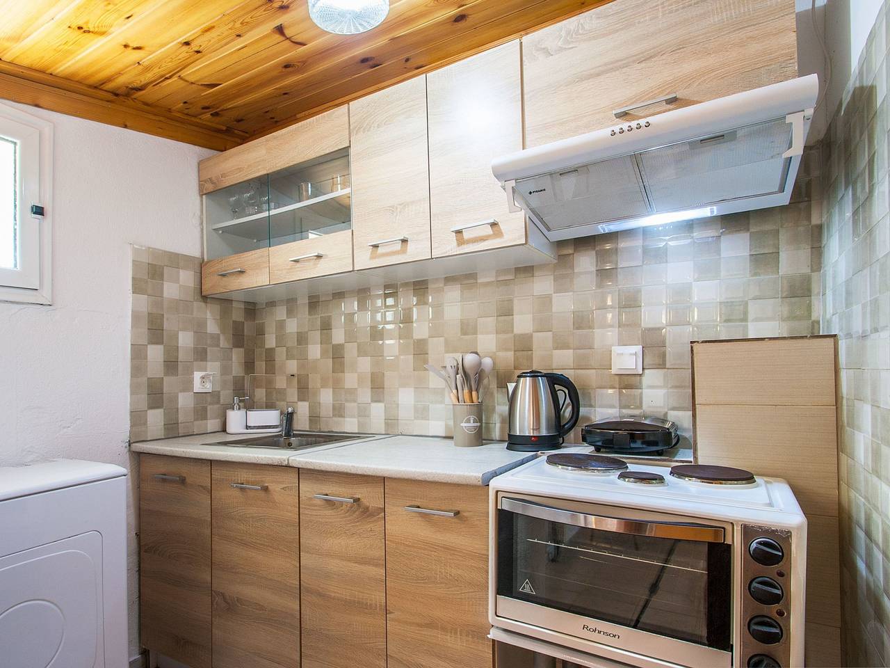 Appartement entier, Berge und die ikonische Landebahn des Flughafens Skiathos in Sporades