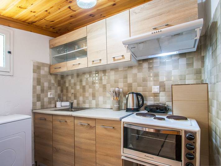 Ganze Wohnung, Berge und die ikonische Landebahn des Flughafens Skiathos in Sporaden