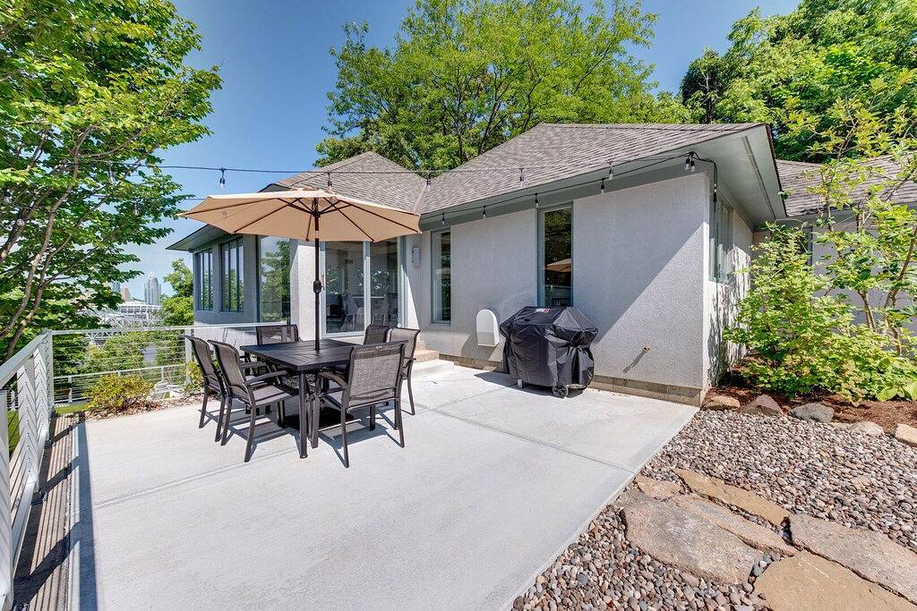 Private retreat with great views of downtown Cincinnati in Kenton County