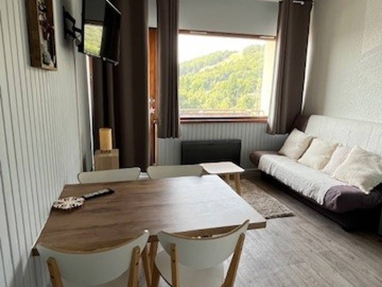 Entire studio, Modern studio in Super Besse, lake Hermines view in Super Besse, Besse-et-Saint-Anastaise