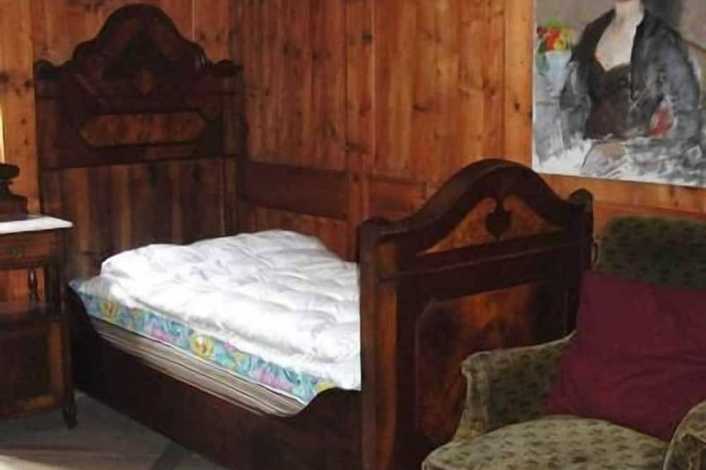 Entire apartment, Holiday apartment Promontogno (Bondo) for 1 - 8 persons with 4 bedrooms - Historical building in Bregaglia, Bernina-Alpen