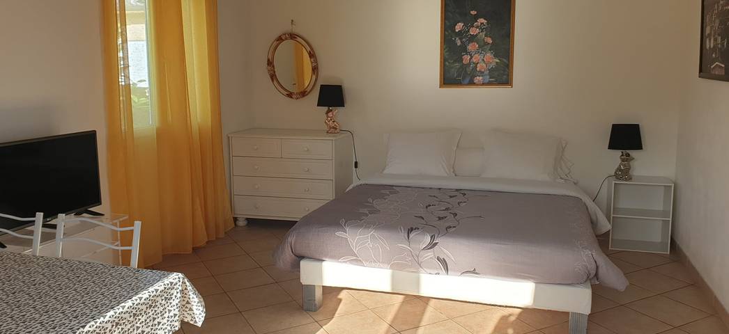 Bungalow pour 4 personnes, avec piscine ainsi que terrasse et jardin