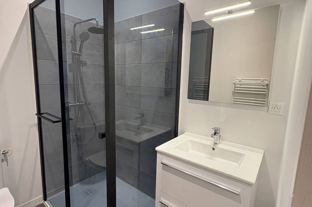 Chambre avec salle de bain et toilette dans appartement de collocation, cuisine in Saintes, Région de Saintes