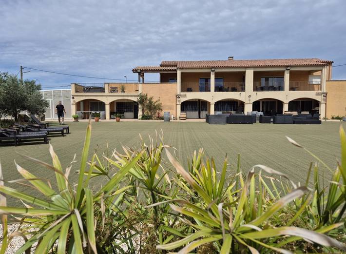 Gîte pour 14 personnes, avec jacuzzi et terrasse ainsi que jardin et piscine