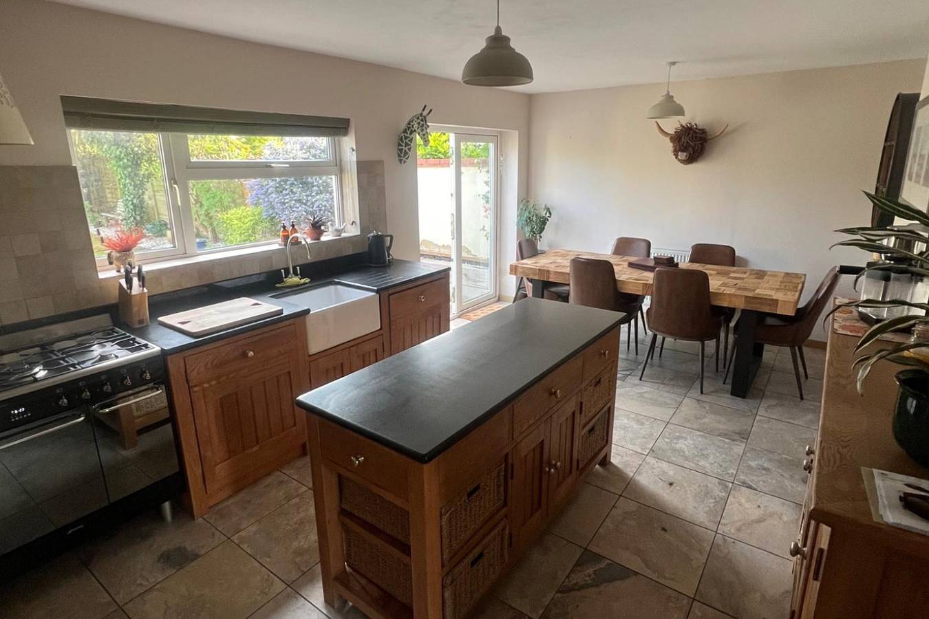 Isham House Sleeps 8 with Enclosed Garden in Northamptonshire