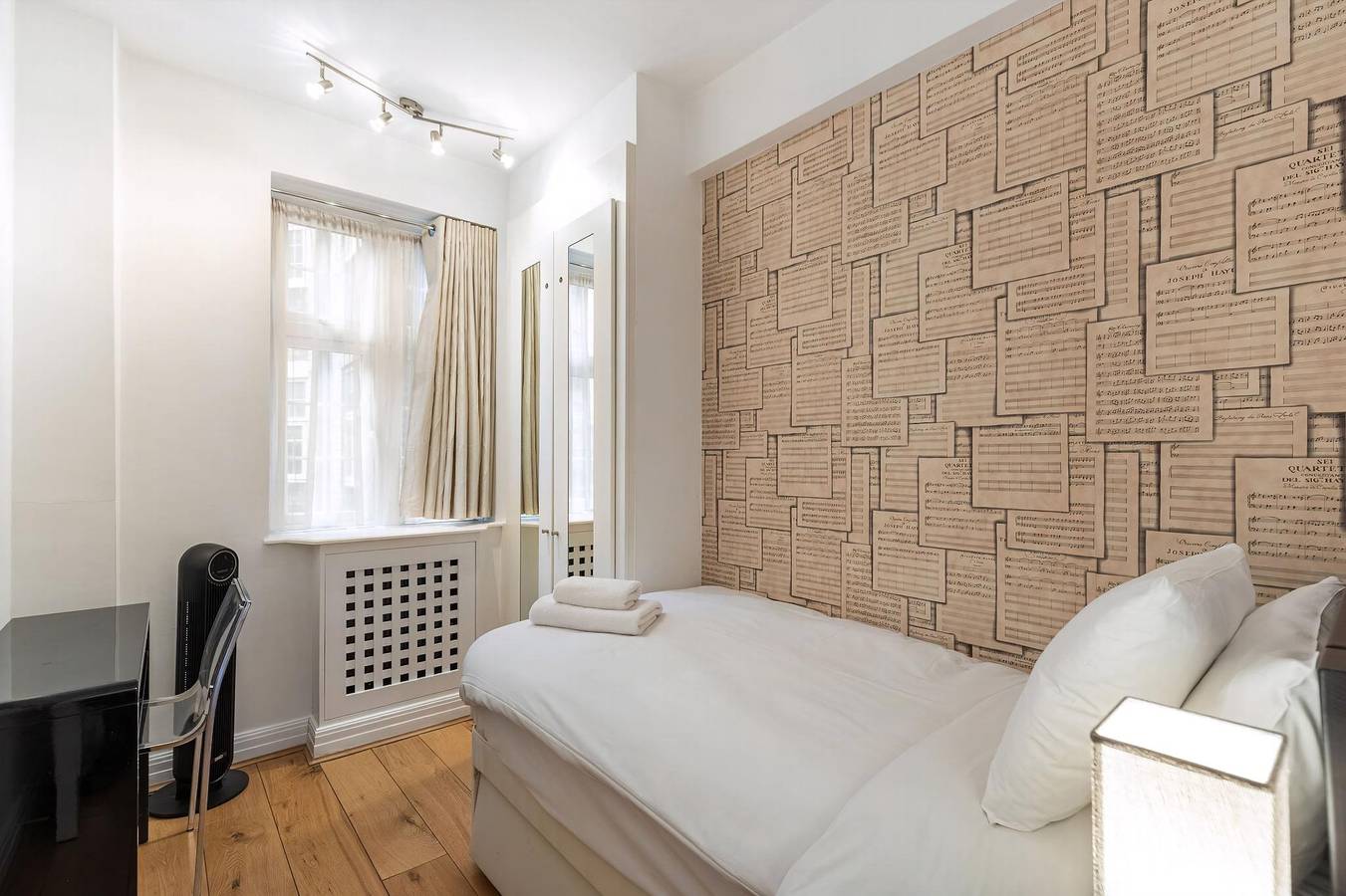 Entire apartment, Guestready - Chic London Retreat with Balcony in London, South East England