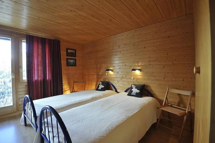Chalet très confortable pour 6-7 personnes : Living avec poêle - galerie avec canapé-lit (1,90 x 1,4 in Grimentz, Anniviers