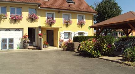 Gîte pour 4 personnes, avec terrasse dans Novillard
