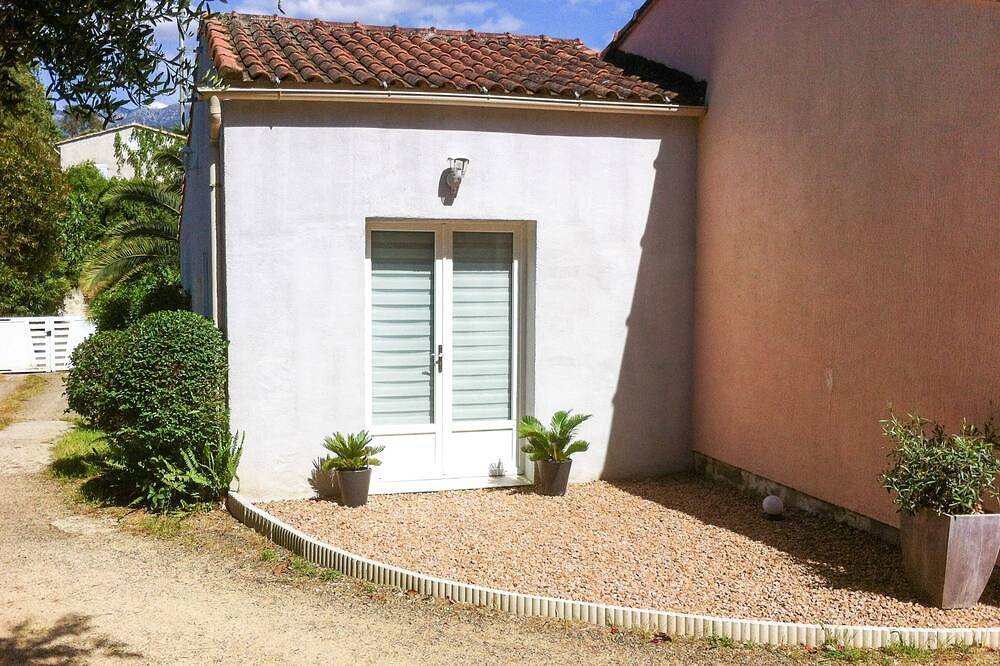 Coquette chambre d'hôte à 10 minutes d'Ajaccio et de la mer pour 2 personnes in Sarrola-Carcopino, Région d'Ajaccio