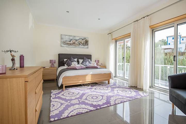 Luxury modern family villa with lagoon views, private heated pool, free wifi in Foz do Arelho, Leiria District