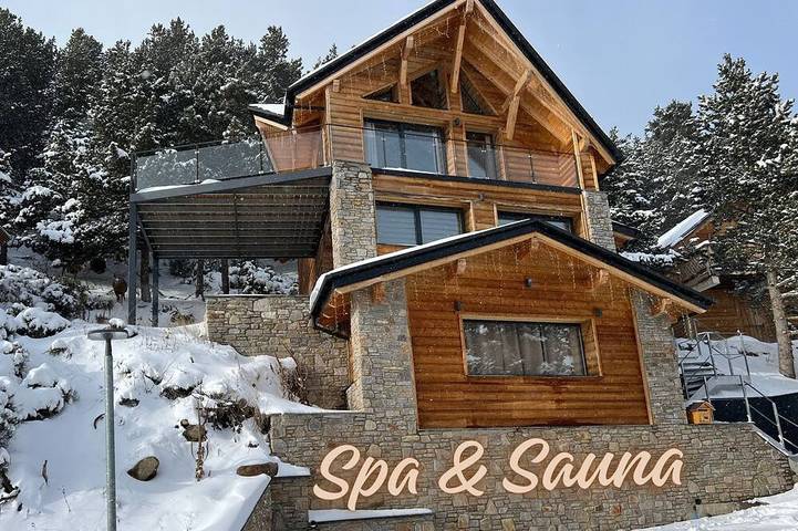 Chalet pour 8 personnes, avec jacuzzi et balcon ainsi que jardin et sauna à Les Angles