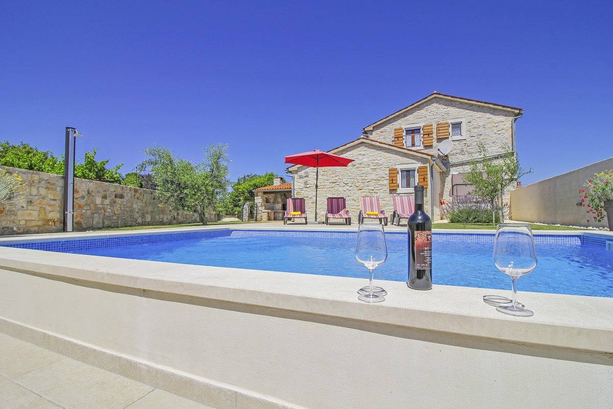 Ferienhaus Dolores * eingezäunter Garten, privater Pool, Grill, Wlan in Peruski, Südküste Istrien