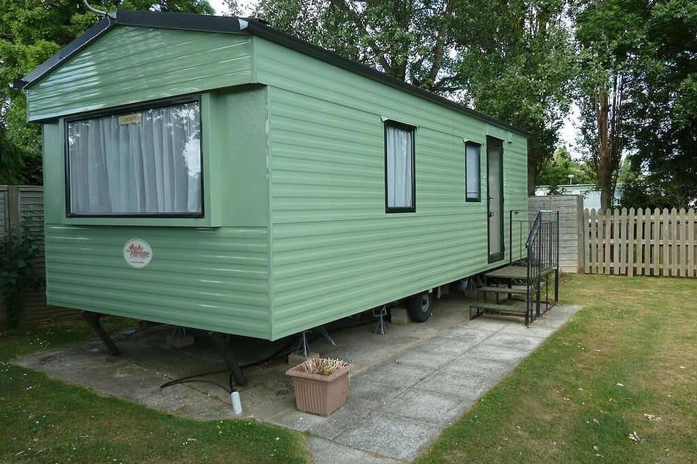 Linnet 2 berth caravan at Copthorne Caravans in Aldwick, West Sussex