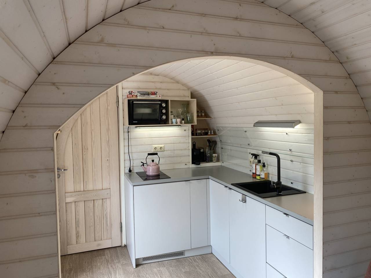 Unieke 2 persoons Tiny House op kleinschalig erf met privé hottub en sauna in Almere in Flevoland