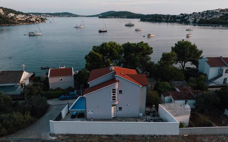 Villa für 11 Personen, mit Pool und Ausblick sowie Garten, mit Haustier in Rogoznica