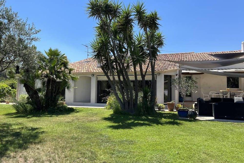 Spacious Villa, Tennis Court, Large Park in Cuers, Mittelmeerküste (Frankreich)