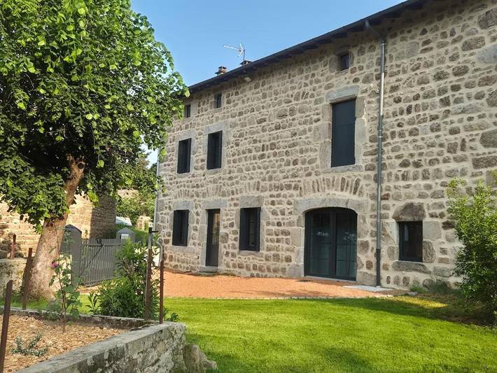 Location de vacances pour 10 personnes, avec jardin à Saint-Romain (Puy-de-Dôme)