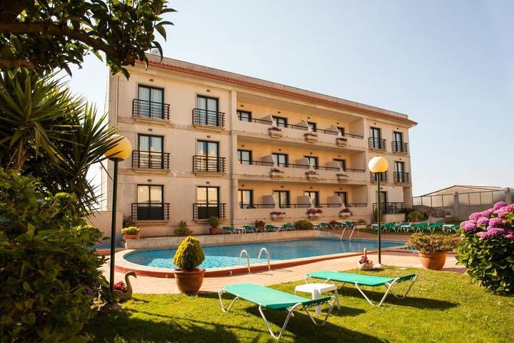 Hôtel pour 3 personnes, avec Balcon et Terrasse ainsi que Jardin et Piscine