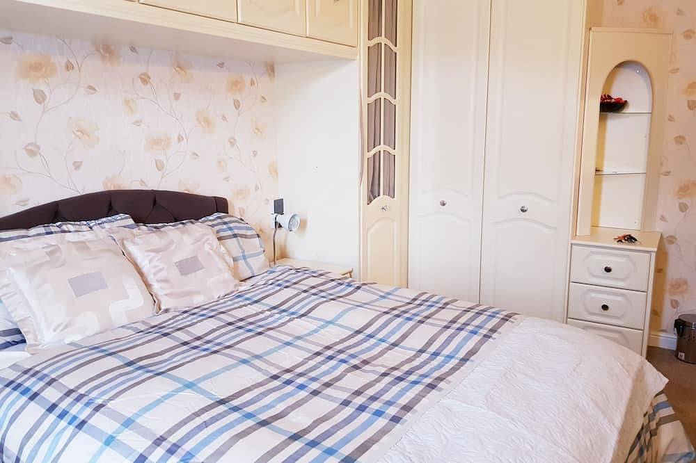 2 bedroom bungalow in Romford sleeps 7 in Havering, London