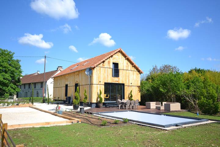 Gîte pour 6 personnes, avec jacuzzi et terrasse ainsi que piscine et jardin, animaux acceptés à Meyronne