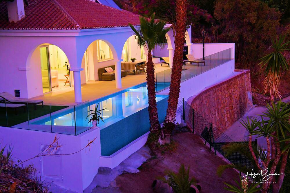 Villa Bugenvilla in Meeresnähe mit herrlichem Blick auf das Mittelmeer in Torre de Benagalbón, Rincón de la Victoria