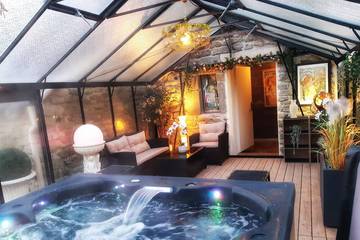 Gîte pour 2 personnes, avec jacuzzi et terrasse ainsi que jardin et piscine à Trévron