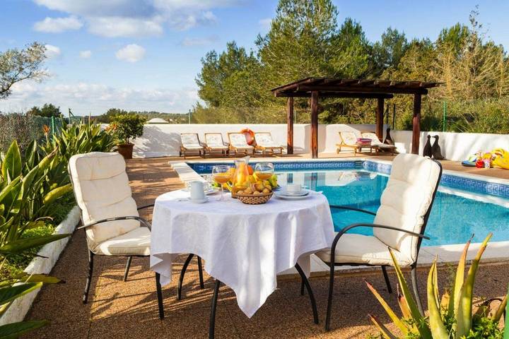 Ferienhaus für 8 Personen, mit Balkon und Terrasse sowie Garten und Pool