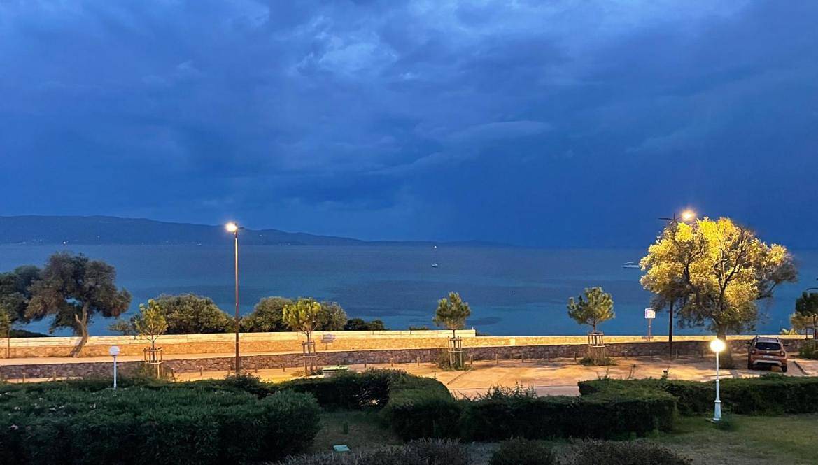 Appartement entier, Superbe Pieds dans l eau ajaccio face à la mer plage de sable fin route des îles des sanguinaires in Golfe D'Ajaccio