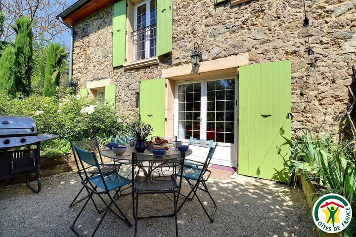 Gîte pour 7 personnes, avec piscine ainsi que jardin et balcon à Gervans
