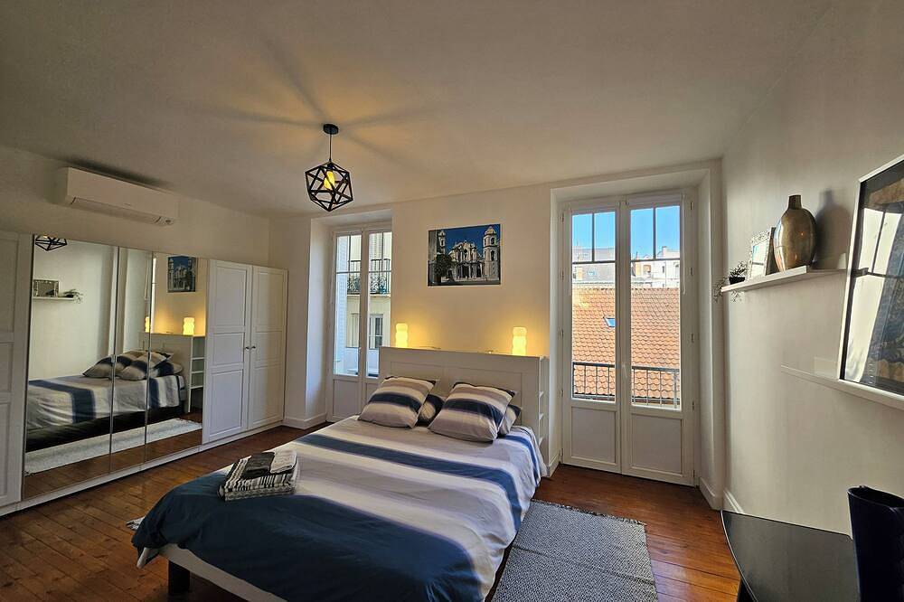 Entire apartment, 60m2 apartment, 2 nd floor elevator, 2 rooms, ideal for 2 to 4 people in Vichy, Vichy region