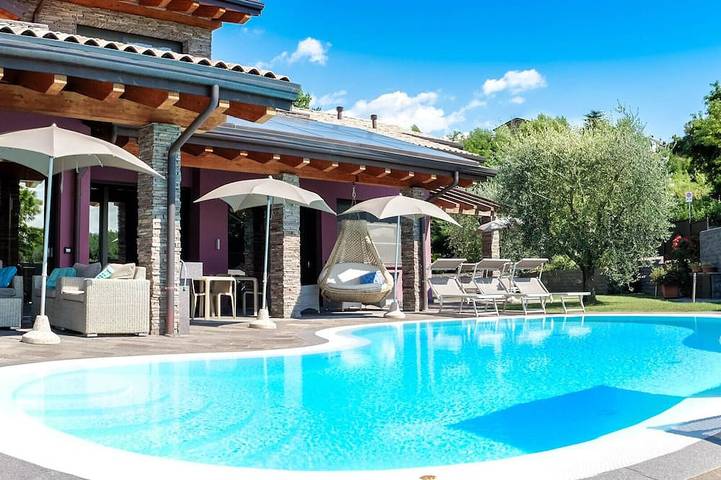 Maison de vacances pour 22 personnes, avec jacuzzi ainsi que piscine et jardin à Peschiera del Garda