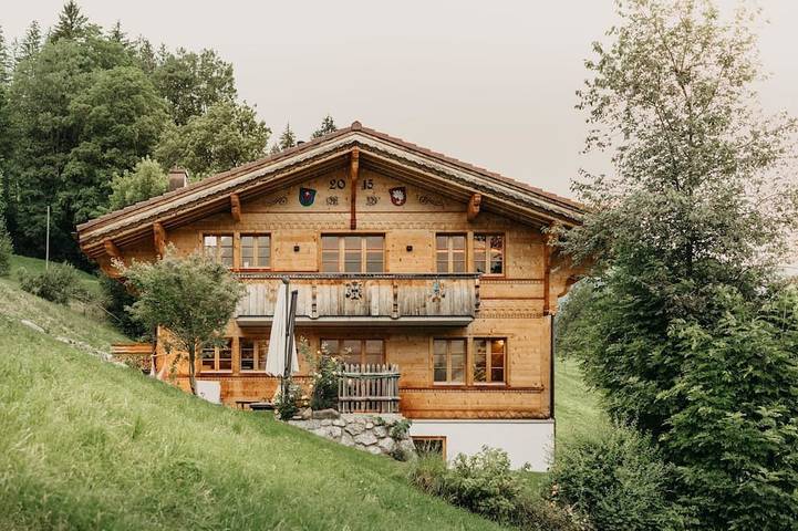 Chalet voor 6 personen, met balkon/terras en terras in Gstaad