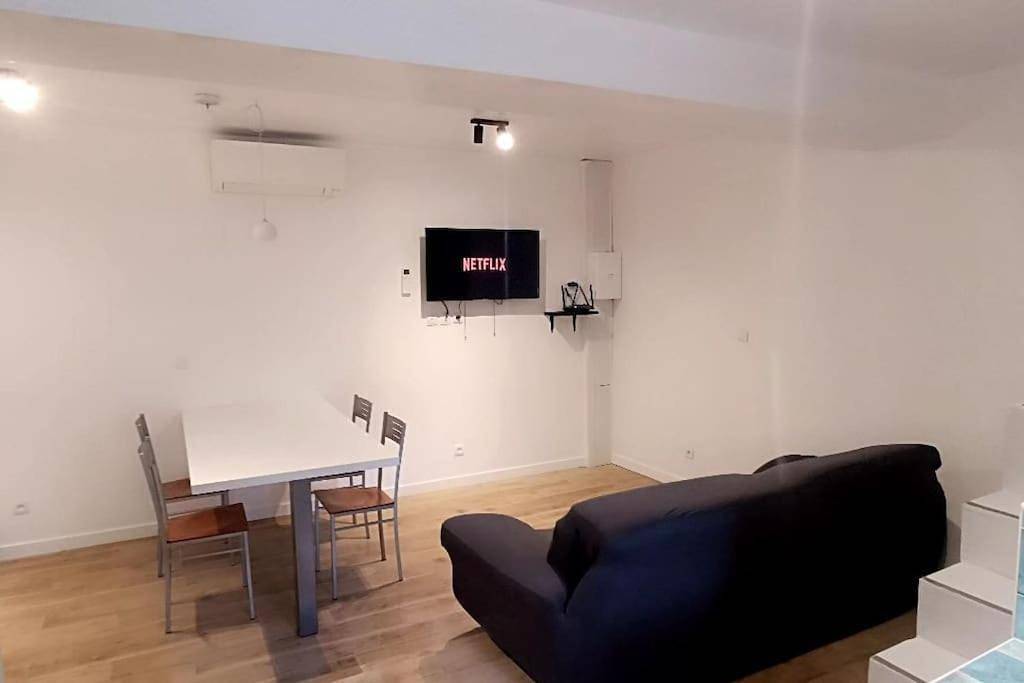 Appartement entier, One-Bedroom Apartment in Lesches, Seine-et-Marne
