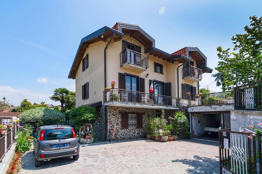 Ganze Wohnung, Casa Maddalena Private Beach, Cadrezzate con Osmate, Italy in Cadrezzate con Osmate, Lago Maggiore (Lombardei)