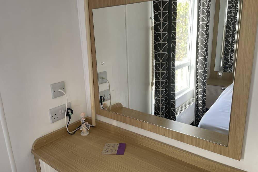 Water Lily lovely dog friendly caravan on Rockley Park, Poole Harbour + Sea View in Poole, Poole Harbour