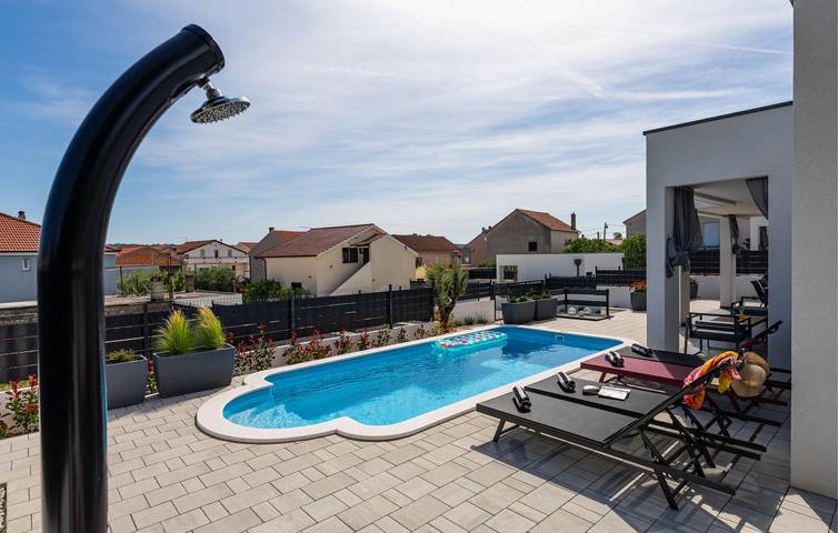 Modernes Apartment mit Pool, Terrasse und nur 300 m vom Strand entfernt! in Novigradsko More, Zadar