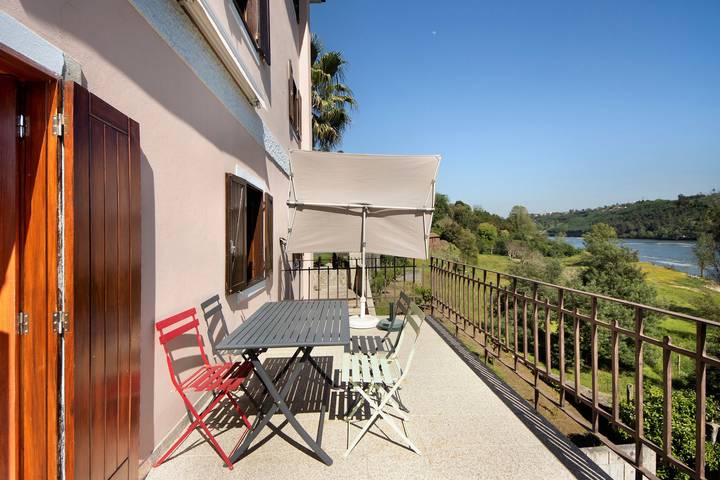 Entire apartment, Apartment 'Porto Douro - 2' with Shared Pool, Shared Terrace and Wi-Fi in Foz do Sousa e Covelo, Porto District