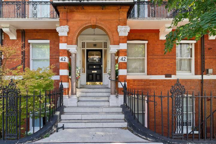 Vacation apartment for 4 people, with Yard in London