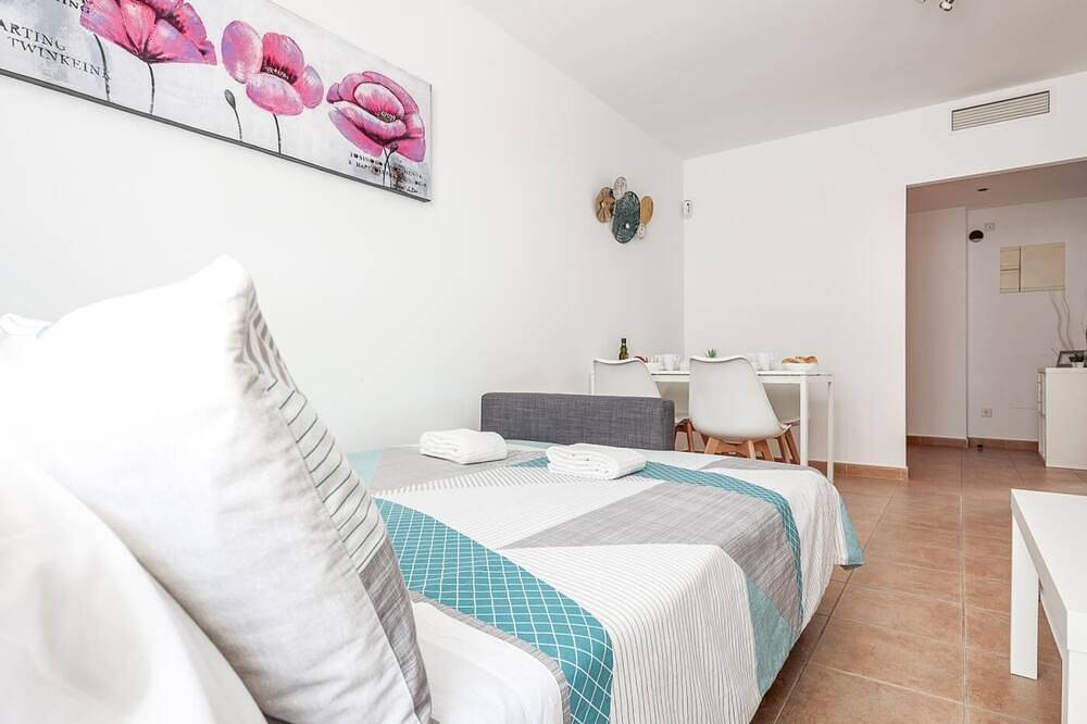 Apartamento entero, Apt altas calidades 3 dormitorios, 2 baños & patio / wifi. La Algaba in La Algaba, Provincia de Sevilla