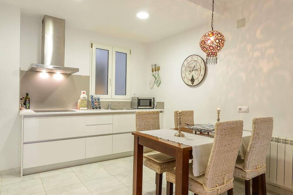 Entire apartment, Lovely Apartment In Girona City Centre 10 Minutes Walk To The Old Town in Girona, Gironès