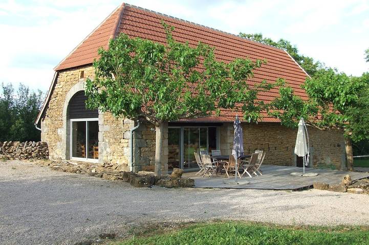 Location de vacances pour 12 personnes, avec terrasse et jardin, animaux acceptés à Sonac