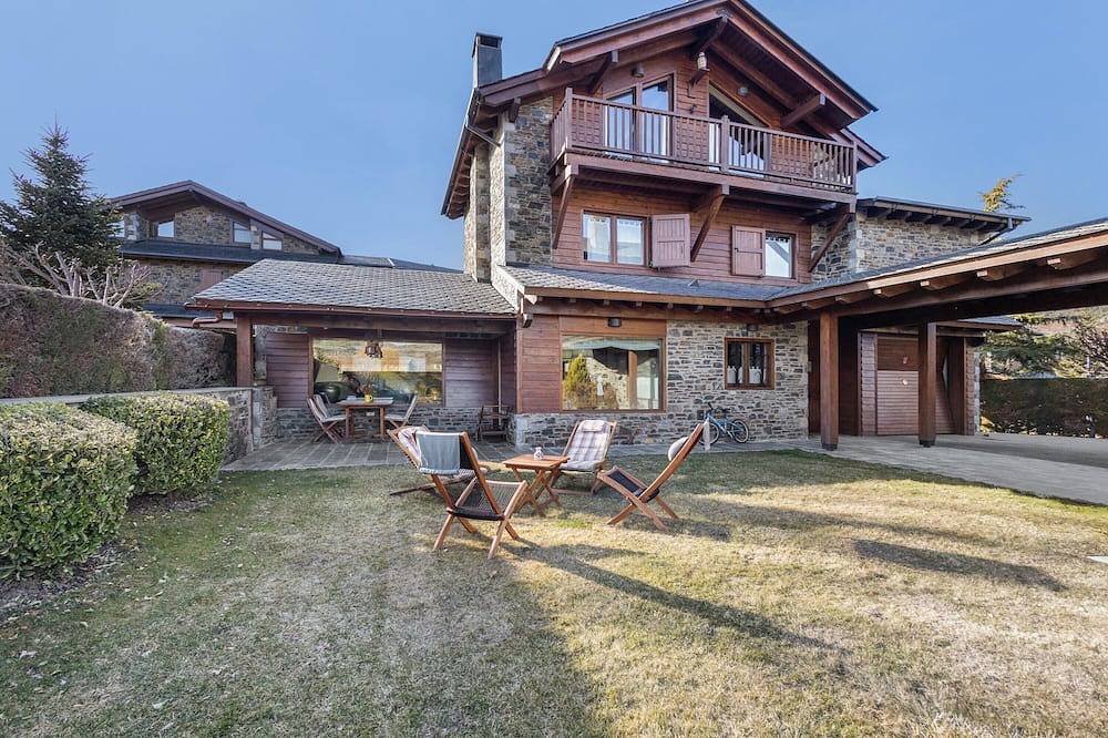 Holiday Home 'Jose' with Mountain View, Shared Pool and Wi-Fi in Bellver de Cerdanya, Catalan Pyrenees